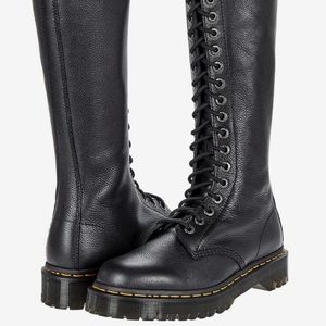 DR. MARTENS - 1B60 BEX 20 EYE ZIP BOOT IN BLACK